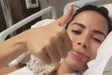 A artista se submeteu a uma laparoscopia para tratar um caso de endometriose.