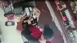 Assaltante derruba a gaveta de dinheiro no chão