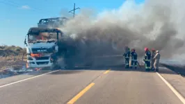 Motorista de um caminhão gaiola tomou um susto danado