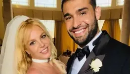 Britney Spears e Sam Asghari durante cerimônia no civil.