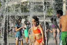 Fonte de água do Porto Futuro atrai muitas crianças durante o calor que faz em Belém