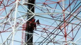 Bombeiros resgatam travesti que tentava se jogar do alto de torre, em Castanhal