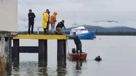 Os mergulhadores encontraram o carro, que estava capotado e a cerca de 7 metros de profundidade.