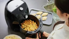 A Airfryer prepara os alimentos a partir do ar quente.