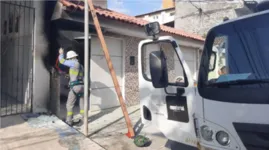 Moradores não conseguiram sair de casa com medo de levar descarga elétrica