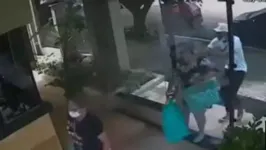 Imagens mostram momento em que ladrão puxa o cordão da vítima.