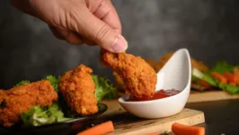 Receita do frango frito perfeito vai conquistar estômagos e corações