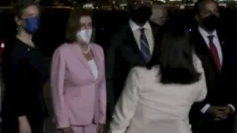 Logo depois de desembarcar, Nancy Pelosi é recebida em Taiawan.