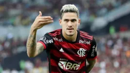 Pedro faz a famosa reverência aos torcedores após marcar para o Flamengo.