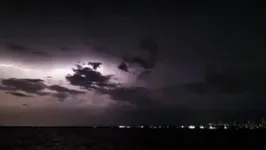 Raios ilimunam o céu de Belém na noite de domingo (24)