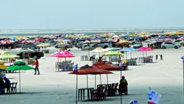 Veranistas aproveitam dias de muito sol nas praias de Salinas.