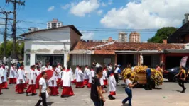 A procissão  reuniu centenas de fiéis pelas ruas da Pedreira.