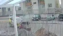Os suspeitos bateram em cinco automóveis.