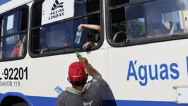 População faz o que pode para se refrescar no calorzão de Belém