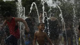 Crianças se refrescam e se divertem no Porto Futuro