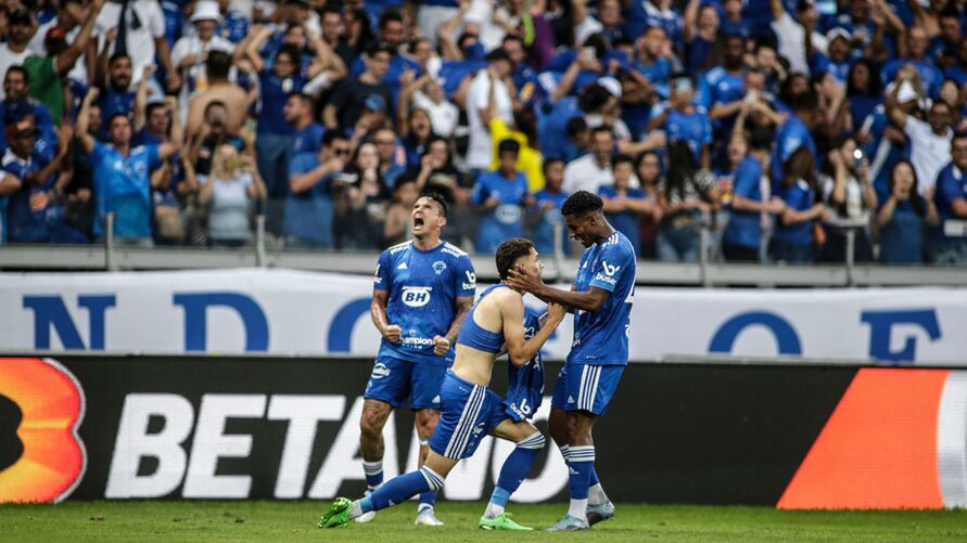 Cruzeiro bate o Bahia diante de um Mineirão.