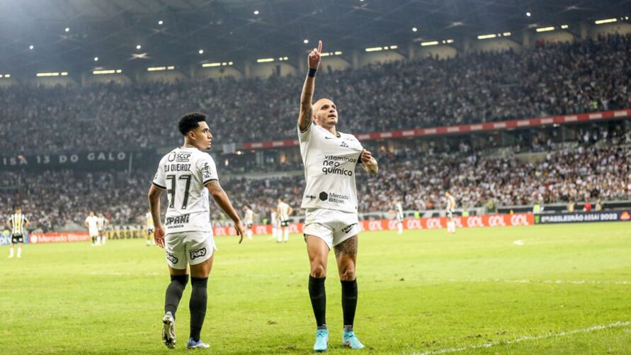 Fábio Santos vira o jogo e Corinthians segue na cola do líder, Palmeiras