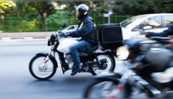 Aprenda a não cair em golpe bancário como o do motoboy e da foto