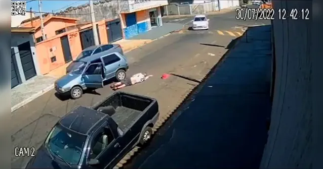 Imagem ilustrativa da notícia Vídeo:
motorista cai de Uno  enquanto fazia
curva