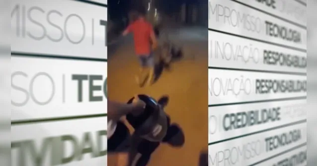 Imagem ilustrativa da notícia Vídeo: ladrão de moto pega uma "pisa" de moradores