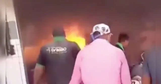 Imagem ilustrativa da notícia Vídeo: moto pega fogo, explode e deixa três feridos no Ceará