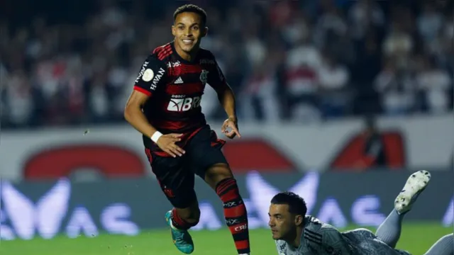 Imagem ilustrativa da notícia Flamengo derrota São Paulo e entra na briga pelo título