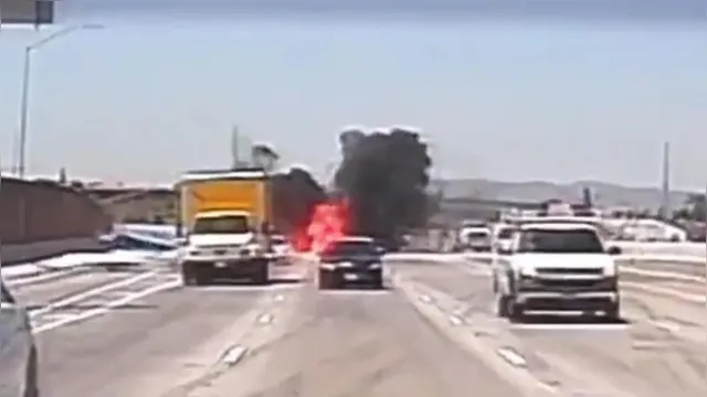 Imagem ilustrativa da notícia Vídeo: avião pega fogo após colidir com caminhão em rodovia
