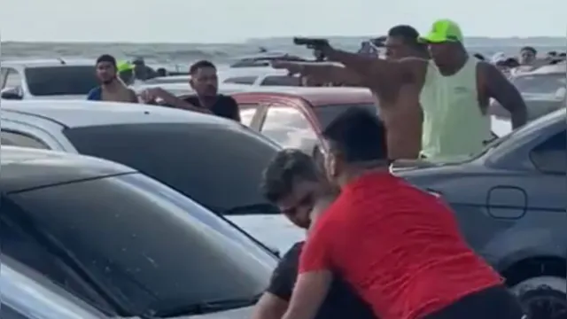 Imagem ilustrativa da notícia Vídeo: homem aponta arma durante briga em praia de Salinas