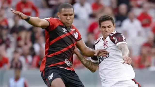 Imagem ilustrativa da notícia Flamengo goleia Athletico e assume a liderança