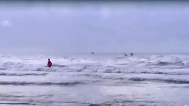 Imagem ilustrativa da notícia Salinas: equipe de kitesurf é resgatada após ventania. Veja!