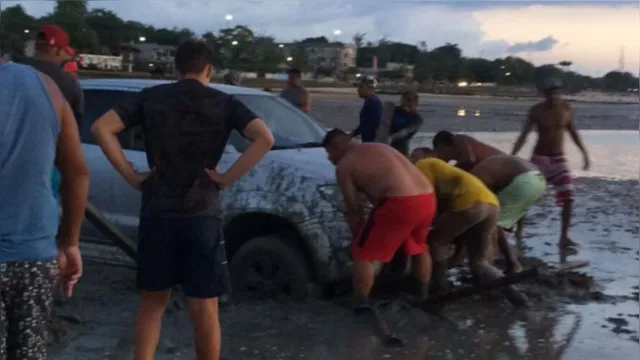 Imagem ilustrativa da notícia Vídeo: Caminhonete fica atolada em praia de Mosqueiro