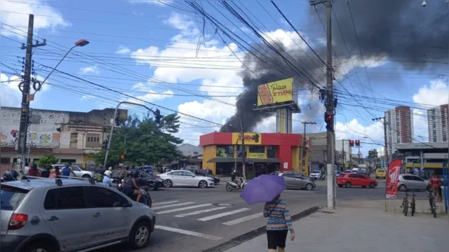 Imagem ilustrativa da notícia Vídeo: incêndio em terreno de igreja causa pânico em Belém