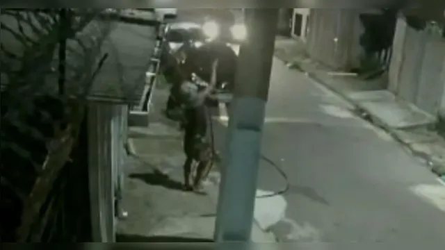 Imagem ilustrativa da notícia Vídeo: dupla é filmada furtando fios de cobre em Belém