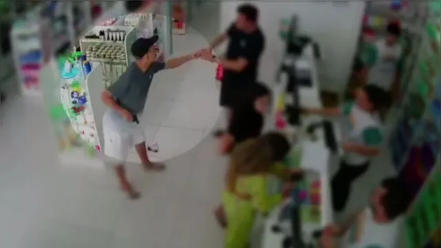 Imagem ilustrativa da notícia Homem é perseguido e assaltado dentro de farmácia em Salinas