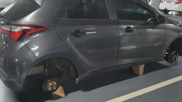 Imagem ilustrativa da notícia Vídeo: carro tem as 4 rodas roubadas dentro de shopping 