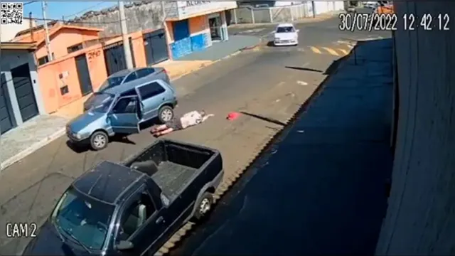 Imagem ilustrativa da notícia Vídeo:
motorista cai de Uno  enquanto fazia
curva