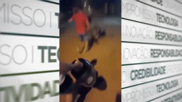 Imagem ilustrativa da notícia Vídeo: ladrão de moto pega uma "pisa" de moradores
