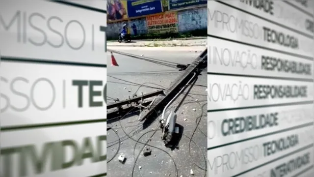 Imagem ilustrativa da notícia Vídeo: caminhão derruba postes e deixa moradores sem energia