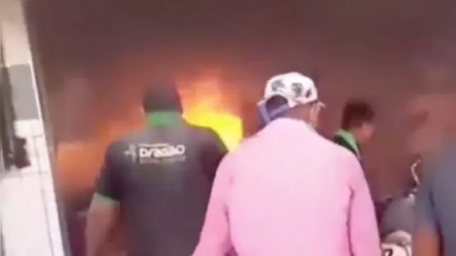 Imagem ilustrativa da notícia Vídeo: moto pega fogo, explode e deixa três feridos no Ceará