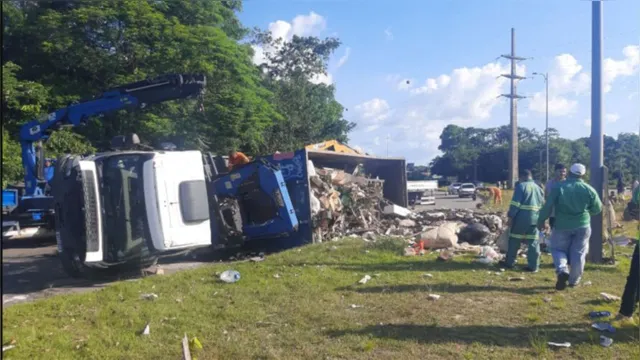 Imagem ilustrativa da notícia Vídeo: avenida João Paulo II é interditada após acidente