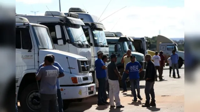 Imagem ilustrativa da notícia Auxílio: caminhoneiros recebem R$ 2 mil a partir desta terça