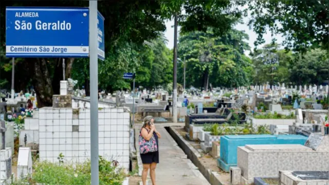 Imagem ilustrativa da notícia Dia dos Pais: movimento é intenso nos cemitérios de Belém