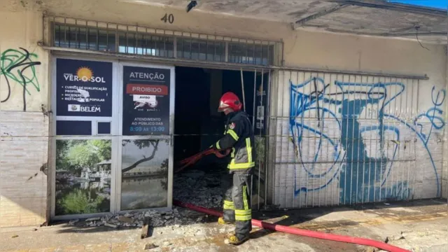 Imagem ilustrativa da notícia Bombeiros avaliam estrutura atingida por incêndio em Belém