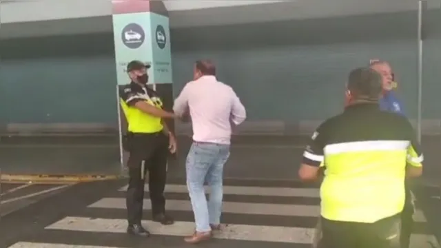 Imagem ilustrativa da notícia Vídeo: deputado arranca celular da mão de agente de trânsito