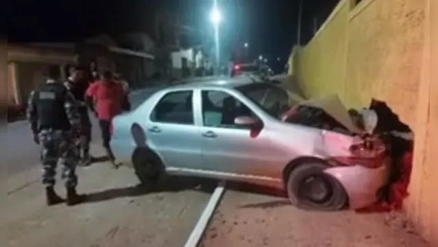 Imagem ilustrativa da notícia Vídeo: motorista bate em moto e destrói muro