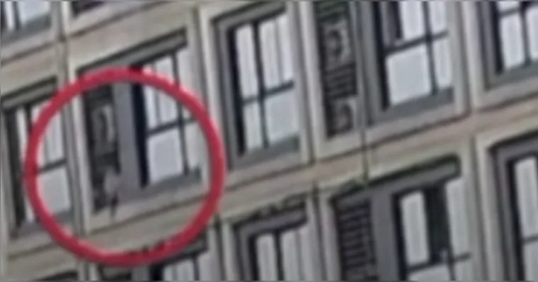 Imagem ilustrativa da notícia Vídeo: homem salva criança que caiu do 6º andar