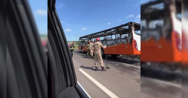 Imagem ilustrativa da notícia Volta para Belém: ônibus pega fogo e deixa a BR-316 lenta