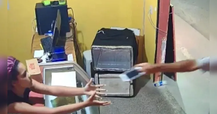 Imagem ilustrativa da notícia Vítima apela e assaltante devolve celular: "estou pagando"