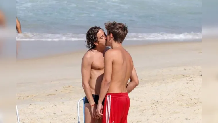 Imagem ilustrativa da notícia Jesuíta é visto aos beijos com rapaz em praia, veja fotos!