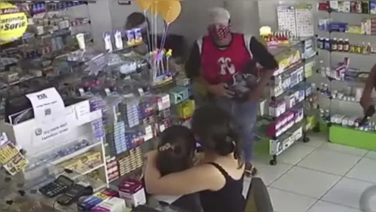Imagem ilustrativa da notícia Vídeo: criminosos armados assaltam farmácia em Ananindeua